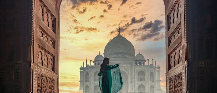 Frau vor dem Taj Mahal in Agra, Indien