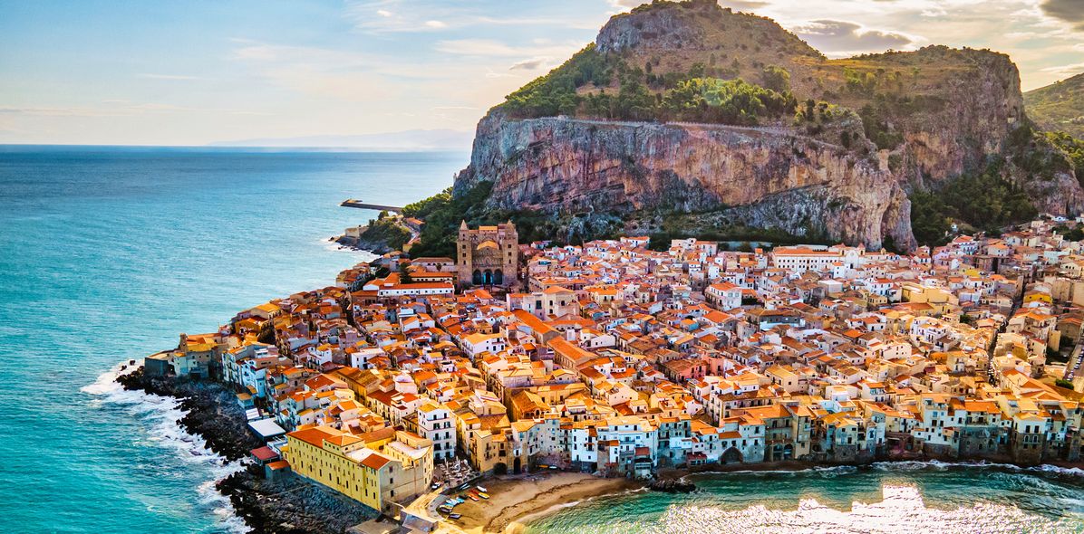Blick auf Cefalu auf Sizilien