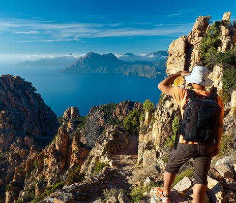 Wanderer auf Berg mit Blick aufs Meer