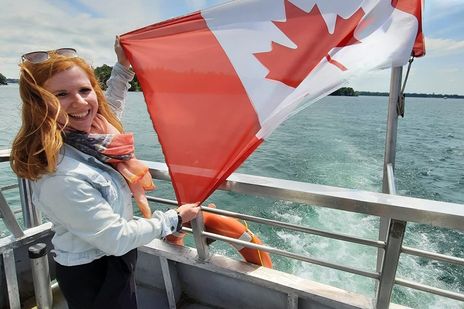Unsere Mitarbeiterin Laura bei einer Bootstour in Kanada
