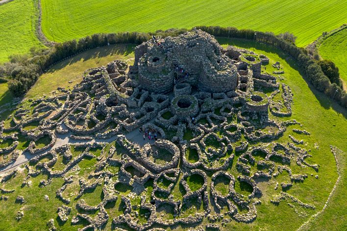 Nuraghenanlage Su Nuraxi di Barumini aus der Vogelperspektive