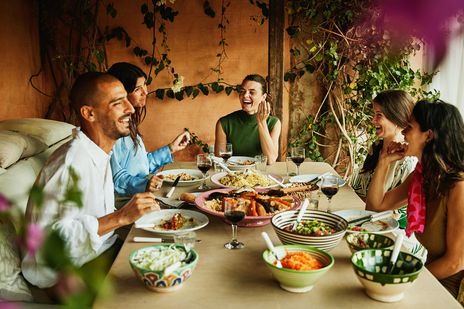 Reisegruppe bei einem gemeinsamen Essen auf einer Terrasse in Marokko