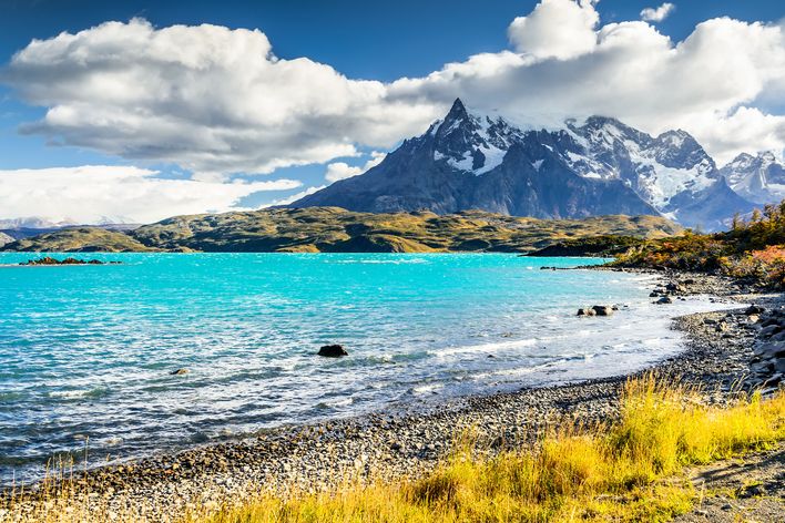 Türkisfarbener See im Torres del Paine vor dramatischer Bergkulisse