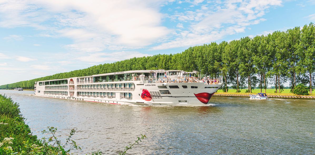 Kreuzfahrtschiff A-ROSA SENA unterwegs auf dem Fluss