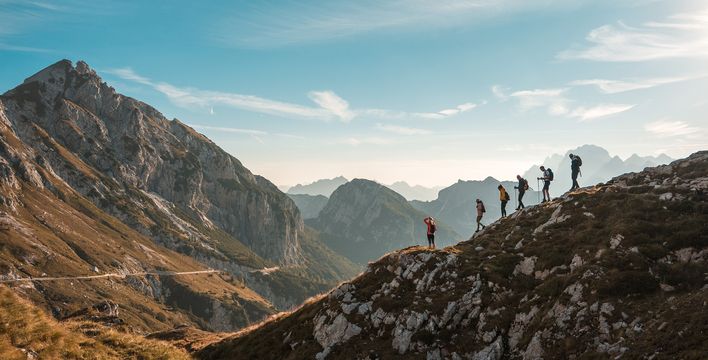 Kleine Gruppe bei einer Wanderung auf einem Berg