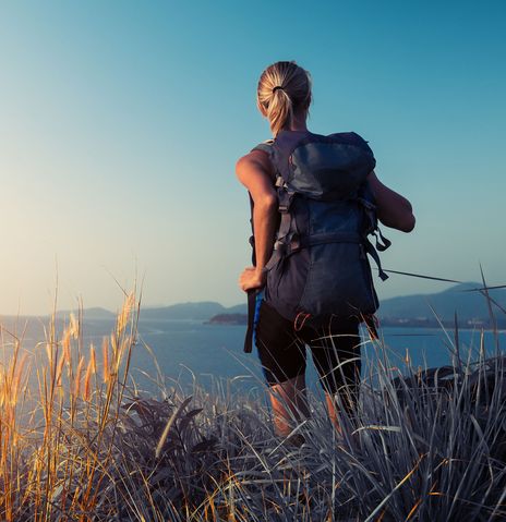 Frau beim Wandern in Italien