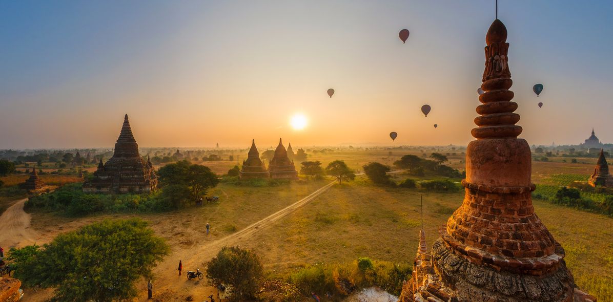 Sonnenuntergang Bagan mit Heißluftballons