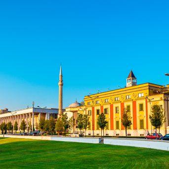 Der imposante Palast in Tirana, der Hauptstadt Albaniens, ein Denkmal aus kommunistischer Zeit