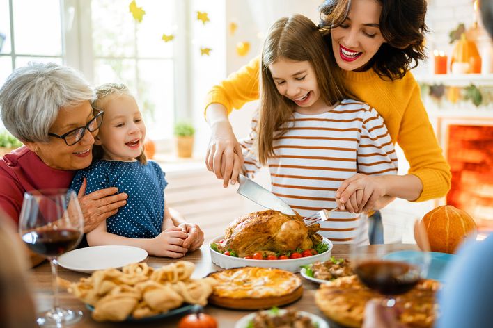 Familie beim Thanksgiving Essen
