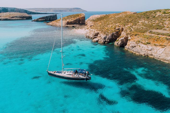 Ein Boot schaukelt auf dem Wasser der Blue Lagoon auf Comino, Malta