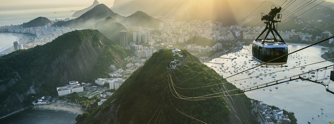 Luftaufnahme von Rio de Janeiro mit Zuckerhut, Stränden und Morgenlicht