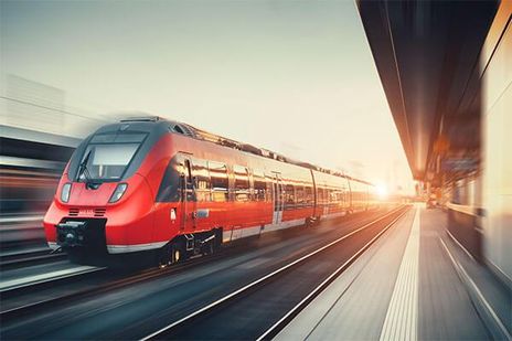 Bahn fährt ein in den Bahnhof