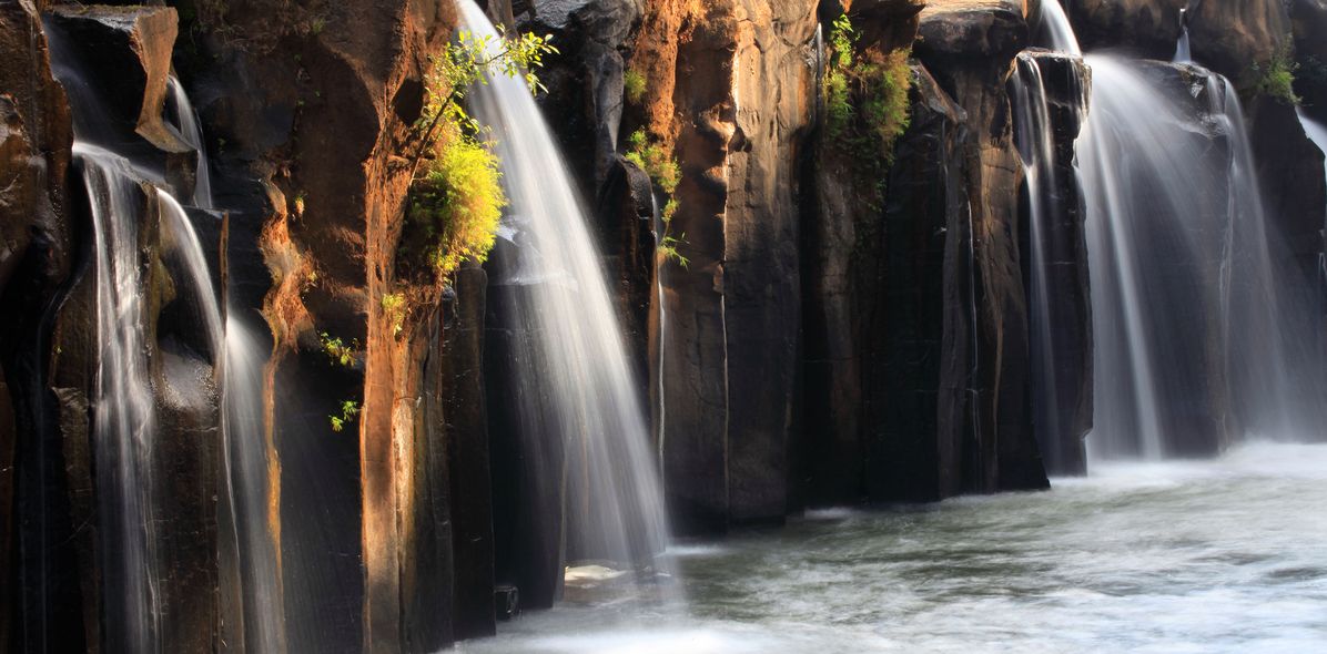 Wasserfall und Felsen