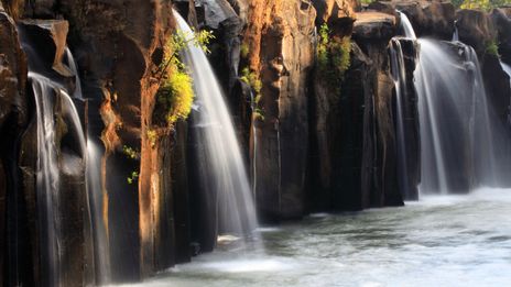 Tad-Pha-Suam-Wasserfall mit mehreren Kaskaden im tropischen Regenwald