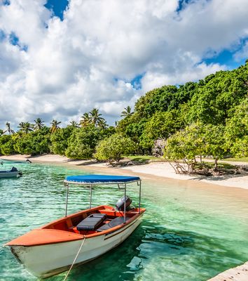 Strand mit Booten in der Dominikanischen Republik