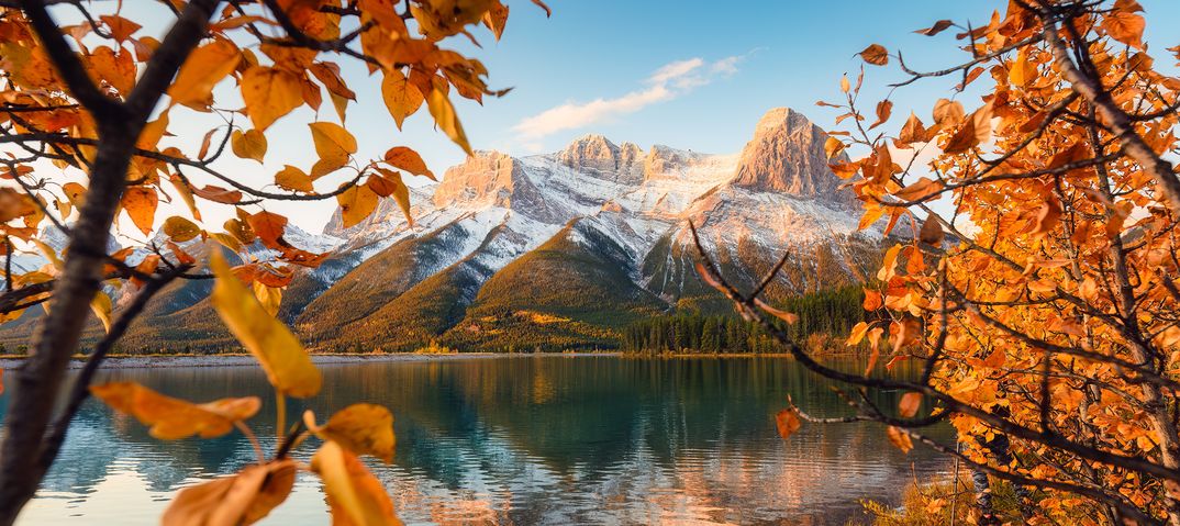 Herbstlandschaft in Alberta mit See, Bergen und goldgelben Bäumen
