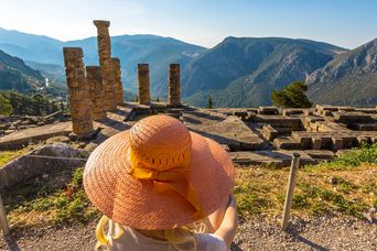 Frau vor den Delphi-Ruinen in Griechenland