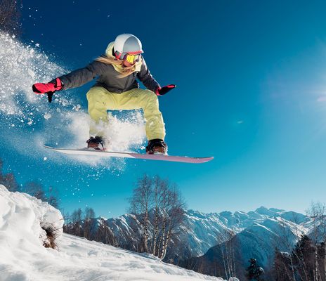 Snowboarden in den Bergen Österreichs