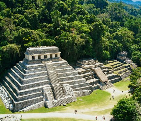 Maya Ruinen von Palenque umgeben von dichtem Regenwald in Chiapas
