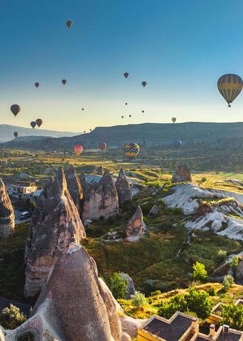 Heißluftballons über den Felsformationen von Kappadokien