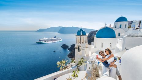 Ein Schiff von Norwegian Cruise Line vor der Küste der Griechischen Insel Santorin 