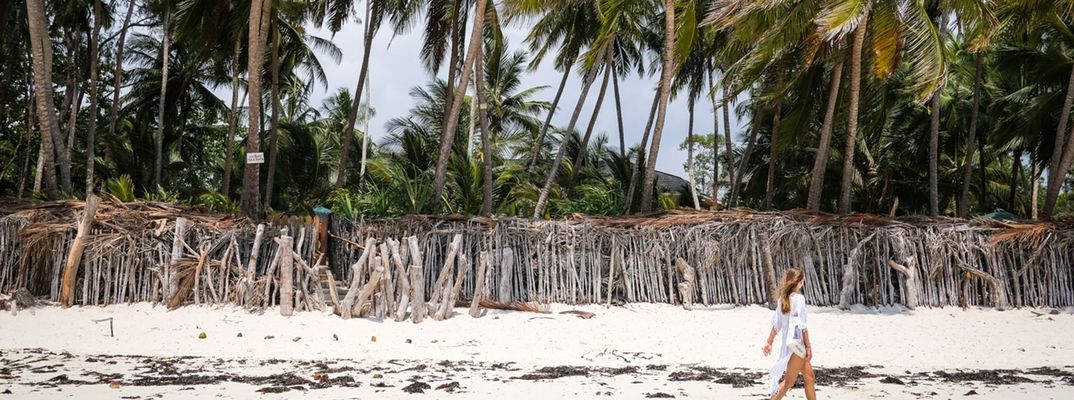 Frau am Strand in Kenia