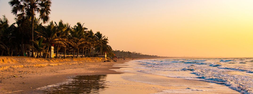 Strand bei Serekunda in Gambia im Abendlicht