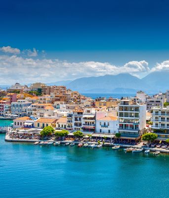 Luftansicht auf den Hafen und die Altstadt von Agios Nikolaos auf Kreta in Griechenland