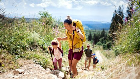 Familie beim Wandern