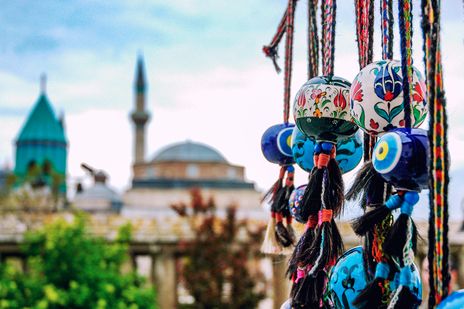 Stadtansicht von Konya mit Moschee, Minaretten und traditioneller Architektur