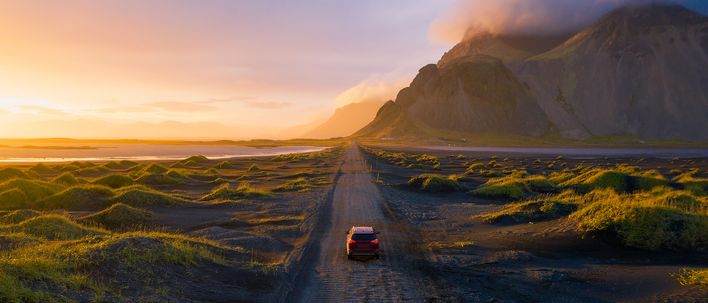 Auto auf Straße in Island