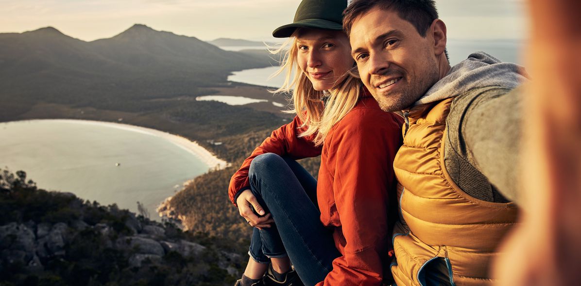 Paar macht Selfie vom Berggipfel