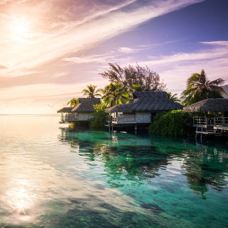 Blick auf Häuser im Meer 