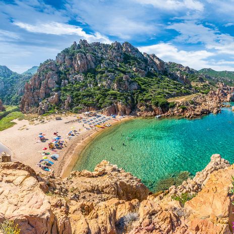 Bucht auf Sardinien mit Sandstrand und türkisfarbenem Wasser