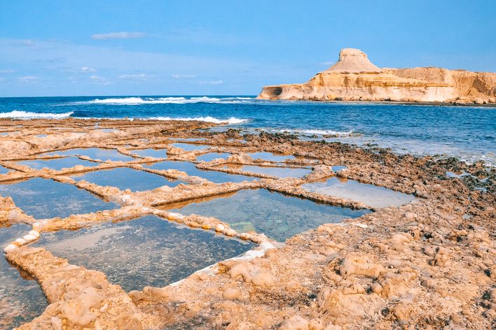 Geometrische Salzbecken bei Marsalforn auf der Insel Gozo, Malta