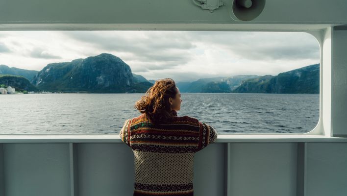 Frau bei einer Nordland-Kreuzfahrt
