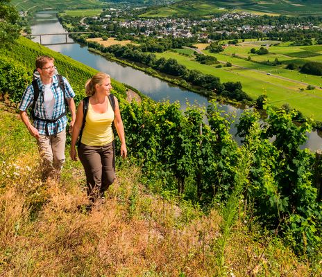 Paar beim Wandern an der Mosel