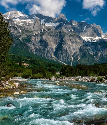 Flusslandschaft im Valbona-Tal in Albanien