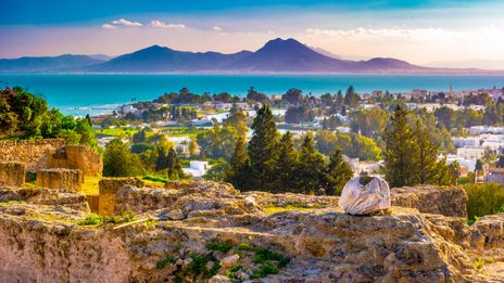Aussicht über die Ruinen von Karthago bis zum Meer in Tunesien