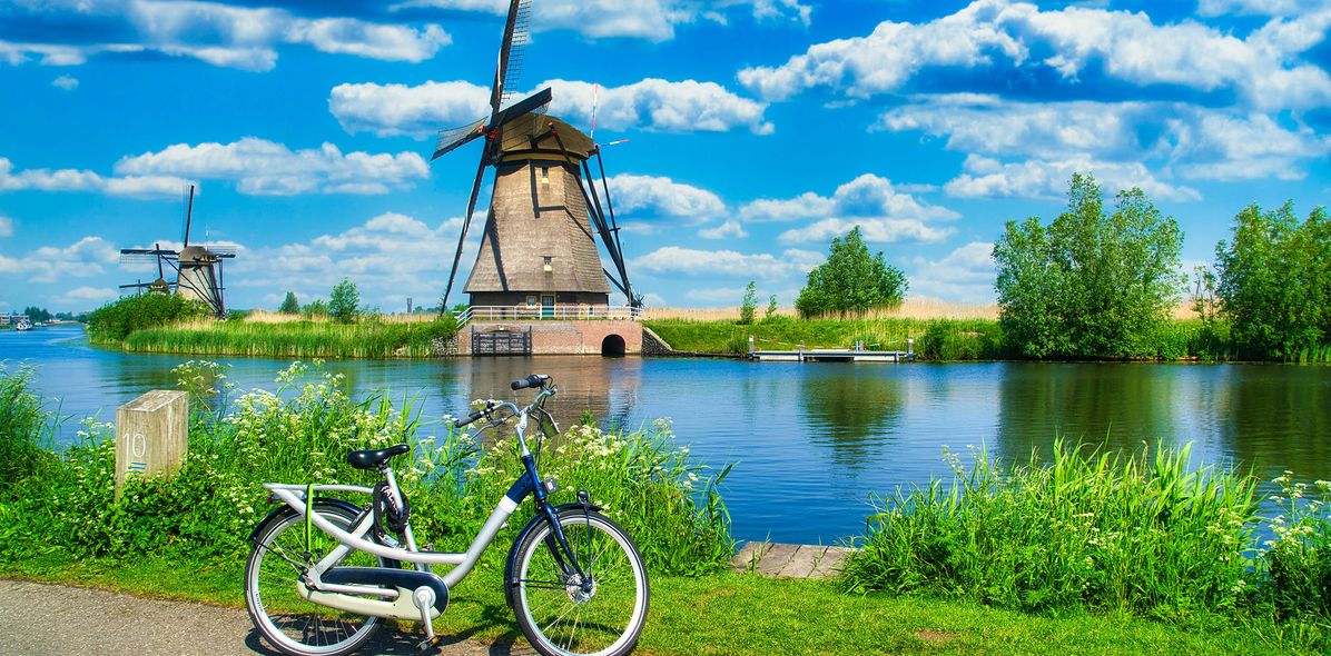 Fahrrad vor Windmühlen in Holland