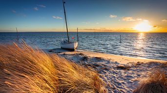 Boot am Strand an der Ostsee