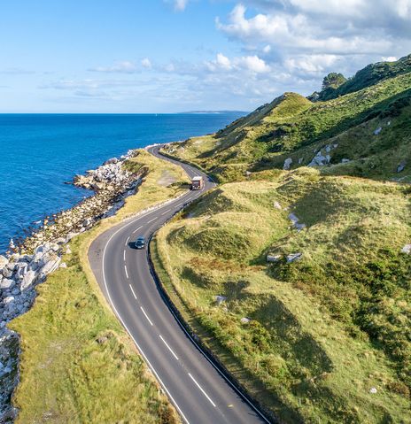 Auto fährt durch Irland
