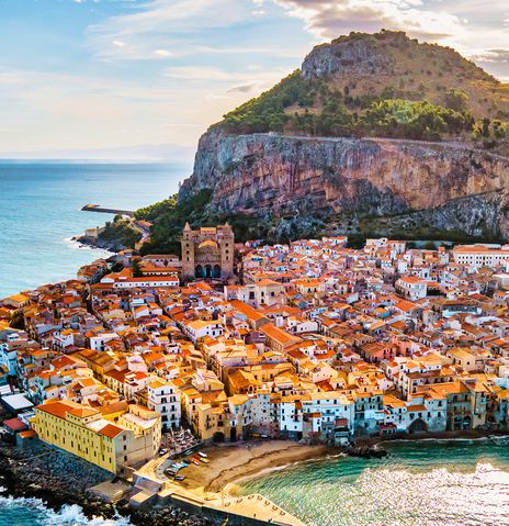 Blick auf Cefalu auf Sizilien