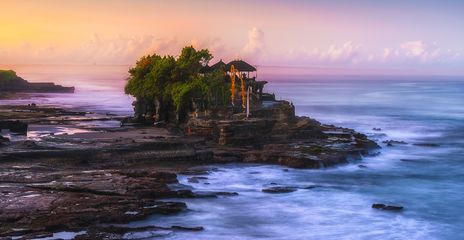 Der Tanah Lot Meerestempel auf Bali bei Sonnenuntergang