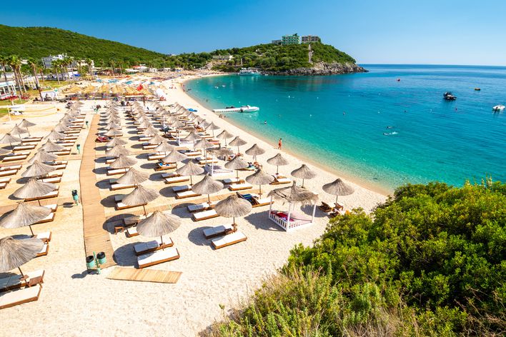 Jale Beach an der Albanischen Riviera mit hellem Kiesstrand und kristallklarem Wasser