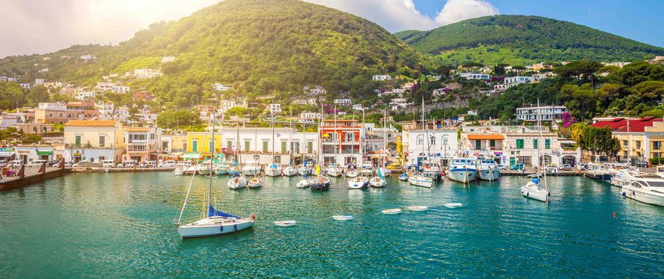 Hafen von Ischia Porto mit vielen Booten, Italien