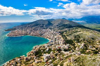 Luftaufnahme von Strand, Meer & Bergen von Saranda in Albanien