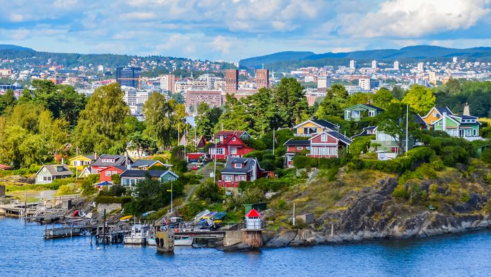 Blick auf eine Häuseransammlung am Oslo Fjord 