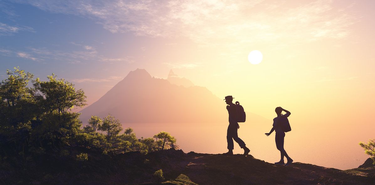 Wanderer im Sonnenuntergang in den Bergen