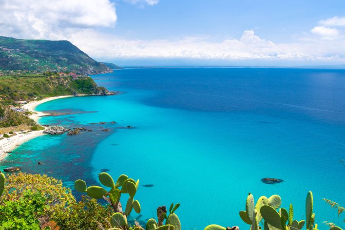 Blick auf Capo Vaticano mit weißen Stränden und leuchtend türkisfarbenem Meer